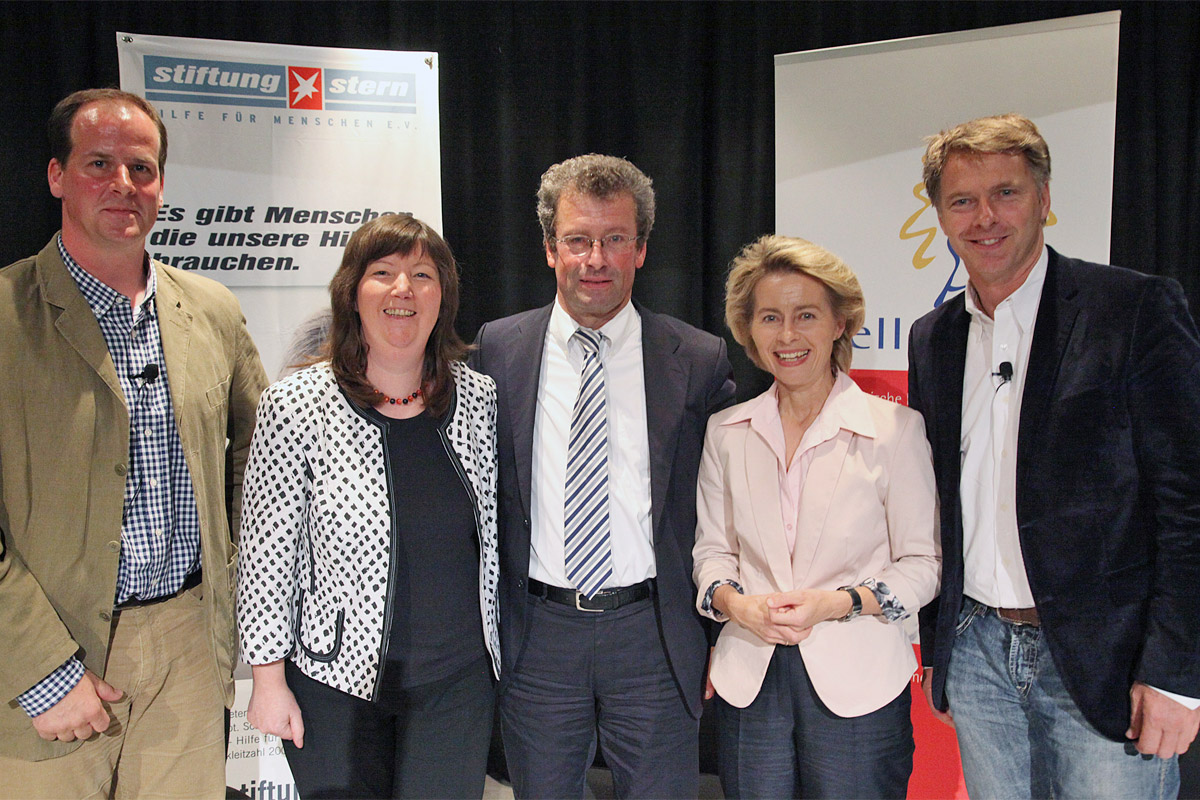 Rose Volz-Schmidt mit Ursula von der Leyen auf einem Gruppenfoto