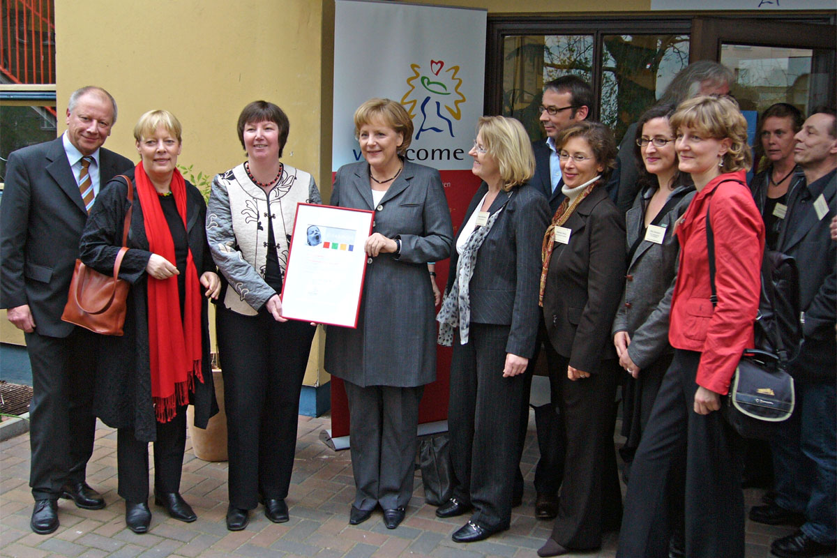 Rose Volz-Schmidt mit Angela Merkel auf einem Gruppenfoto