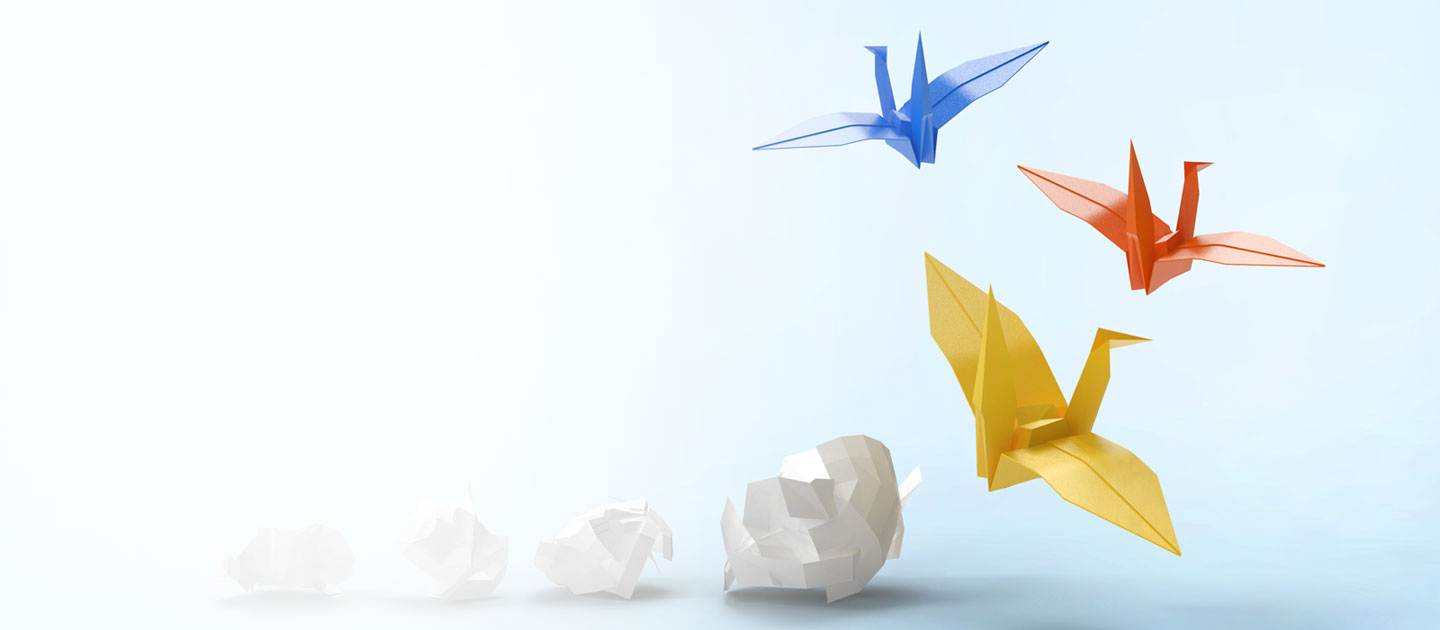 Origami-Objekte in Form von fliegenden Vögeln