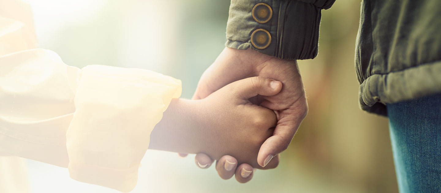 Vater und Kind Hand in Hand